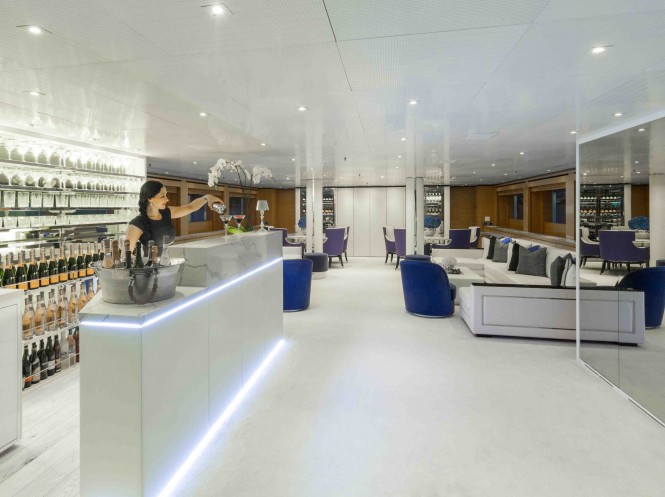 Luxury yacht MISCHIEF - Main salon bar