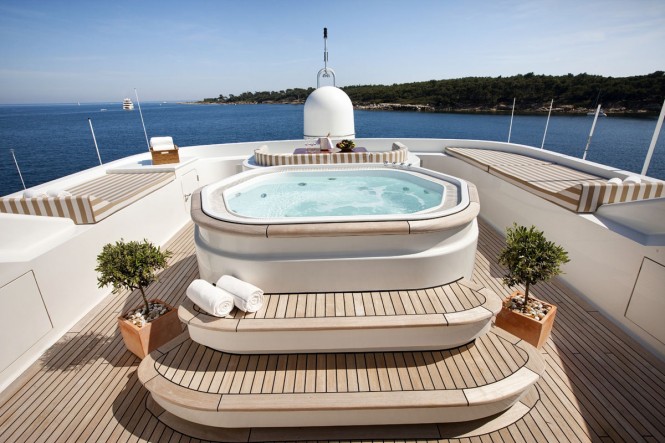 Motor Yacht MARLA - Sundeck Jacuzzi