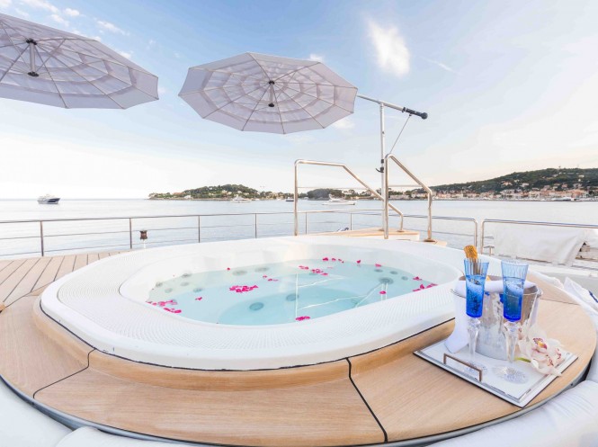 Motor yacht MISCHIEF - Sundeck Jacuzzi