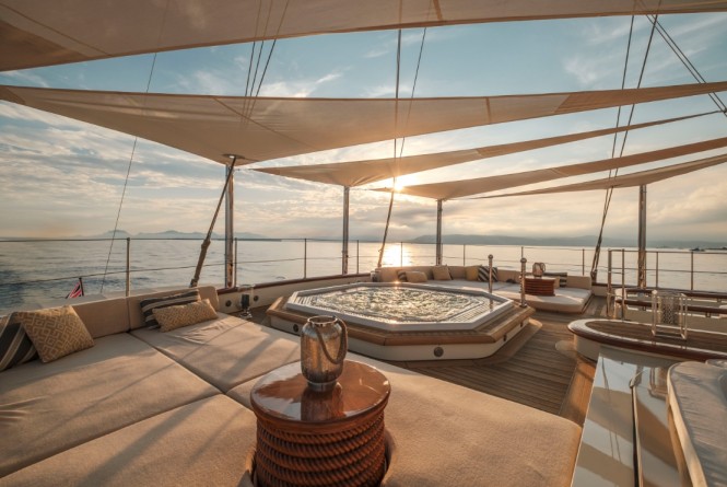 Motor yacht NERO - Sundeck spa pool and sunpads