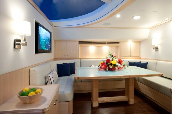 Sailing yacht NOSTROMO - Salon dining