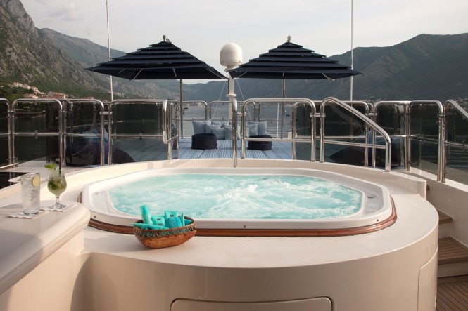 Superyacht JO - Sundeck Jacuzzi