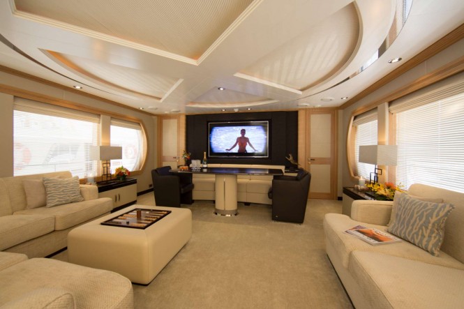 Superyacht LA MASCARADE - Main salon at night