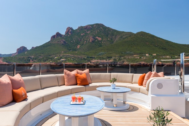 Superyacht LUCKY LADY - Fantastic views seated on the sundeck forward