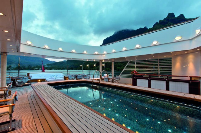 Luxury yacht GRAND OCEAN - Pool and wet bar