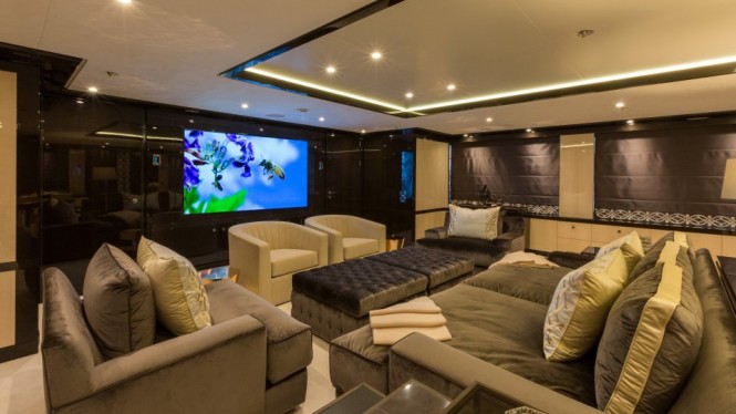 Motor yacht ELIXIR - Skylounge cinema setup