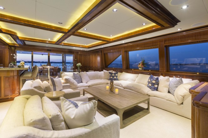 Motor yacht FAR FROM IT - Skylounge