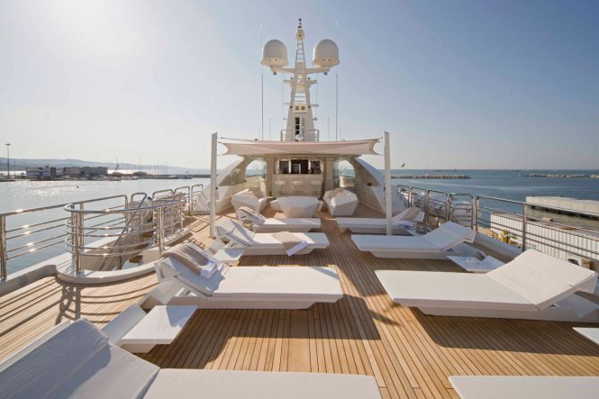 Motor yacht LIGHT HOLIC - Sundeck sun loungers and bar