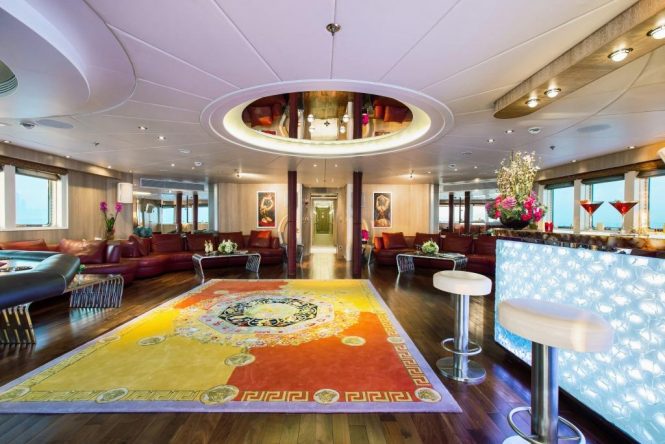 Motor yacht MOONLIGHT II - Bridge deck lounge