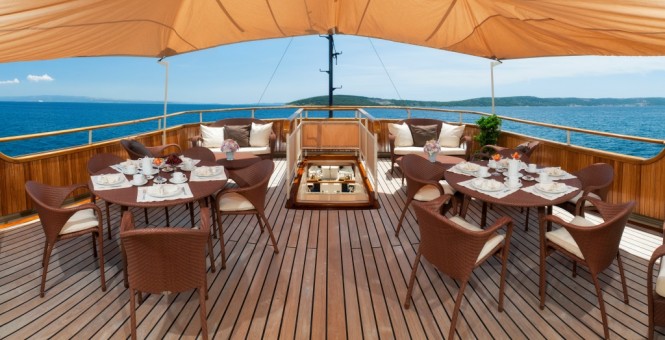 Motor yacht SEAGULL II - Upper deck sun terrace and alfresco dining