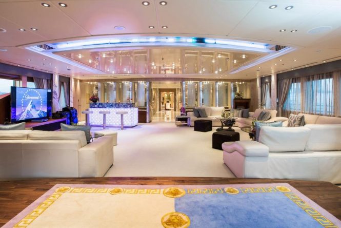 Superyacht MOONLIGHT II - Main salon forward view