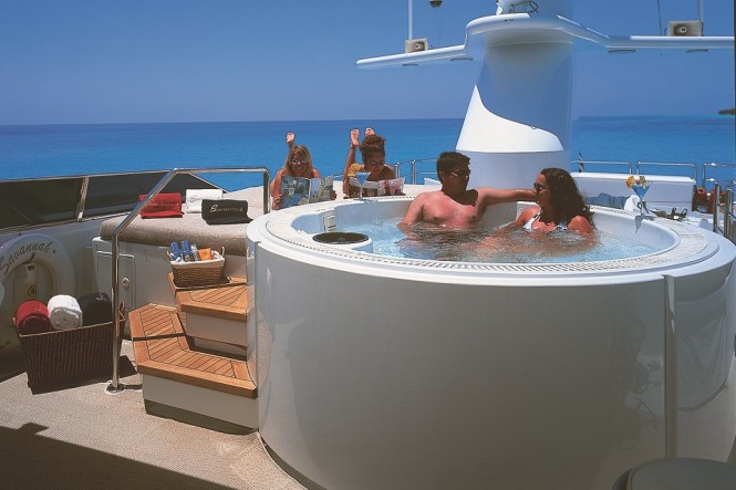 Superyacht SAVANNAH - Sundeck hot tub and sunpads