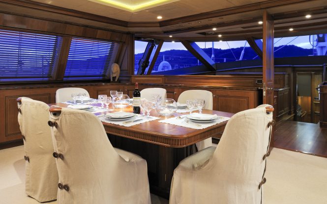 Luxury yacht DRUMBEAT - Upper level dining