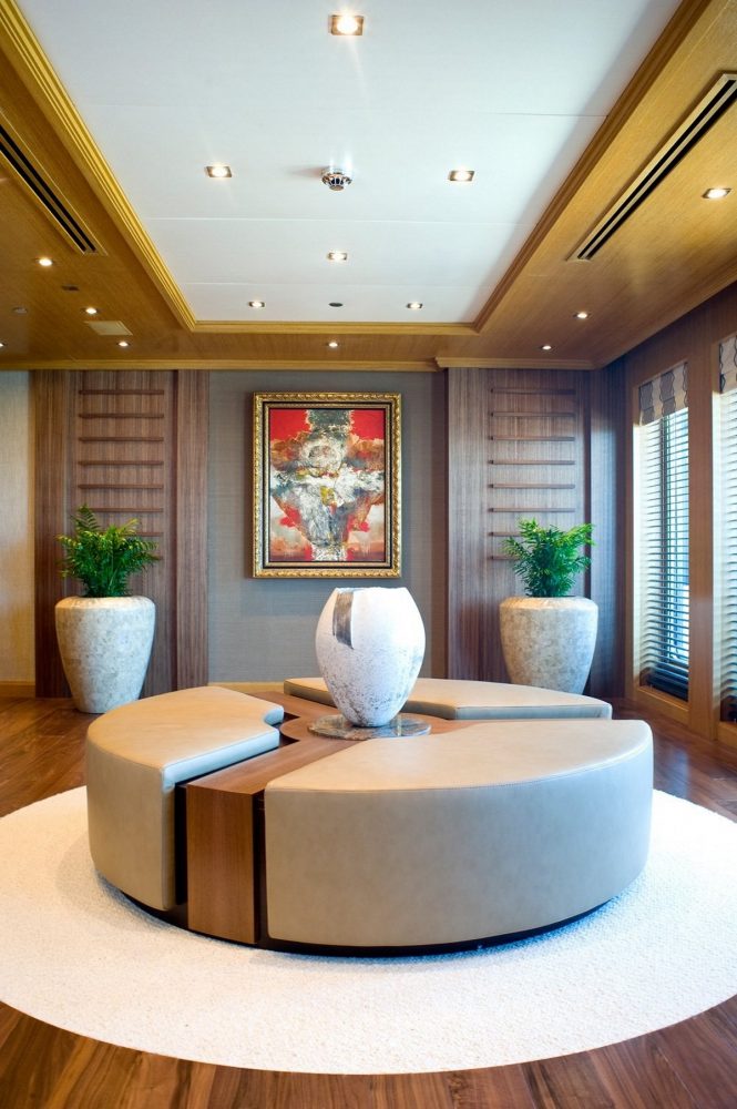 Luxury yacht INDIAN EMPRESS - Owner deck lobby