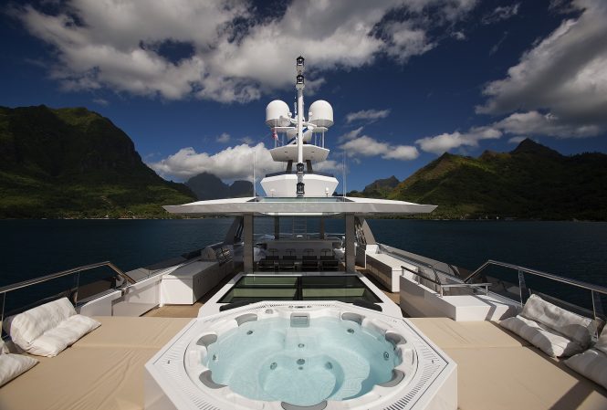 Superyacht BIG FISH - Sundeck Jacuzzi and alfresco dining