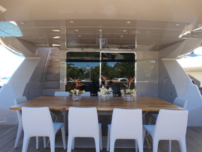 Superyacht DALOLI - Main deck aft alfresco dining