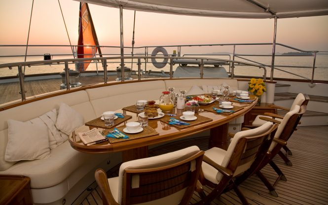 Superyacht DRUMBEAT - Breakfast at sunrise