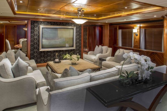 Superyacht UNBRIDLED - Main salon