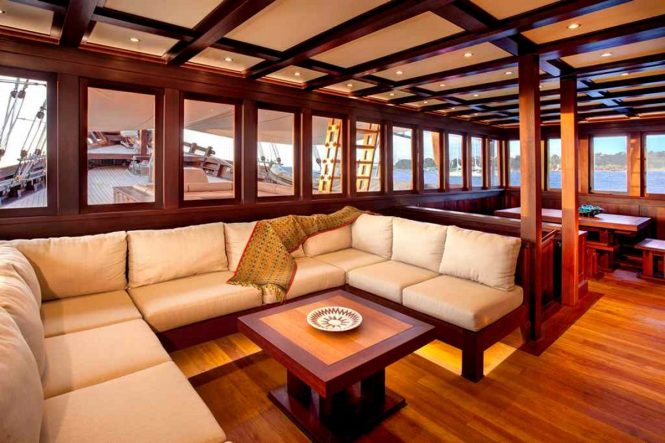 The bright and comfortable main salon aboard S/Y DUNIA BARU