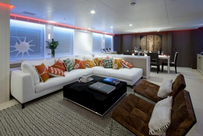 Motor yacht OCEAN'S SEVEN - Main salon and formal dining area