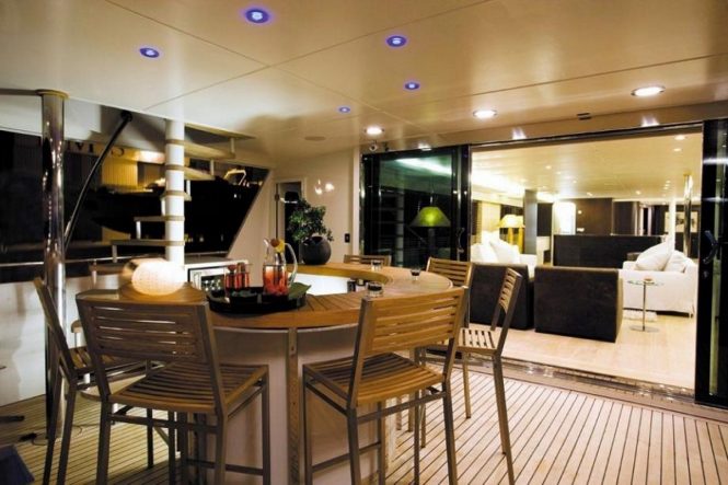 Superyacht LIONSHARE - Bar on the main deck aft