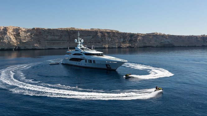 OCEAN PARADISE - enjoying the jetskis