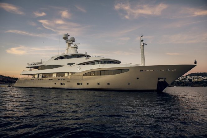 Light Holic superyacht