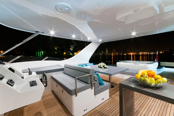 SKYLARK deck area with Jacuzzi