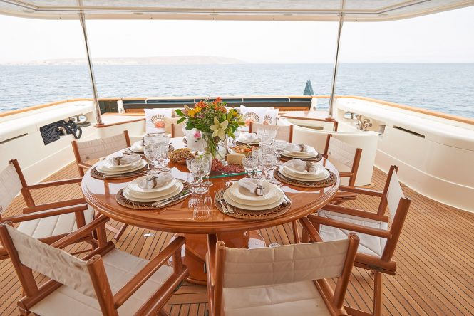 alfresco dining on the aft deck - Imagine yacht
