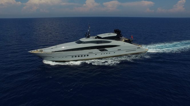 Running profile of charter yacht GREY MATTERS