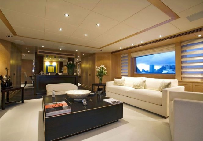 Modern and inviting saloon