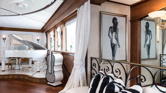 Piano in the saloon - Photo Jeff Brown