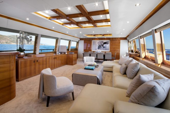 Saloon with plenty of lounging space