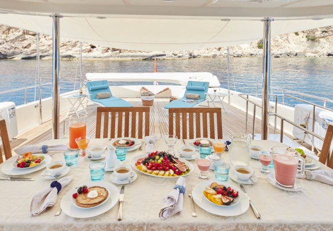 Upper deck alfresco dining