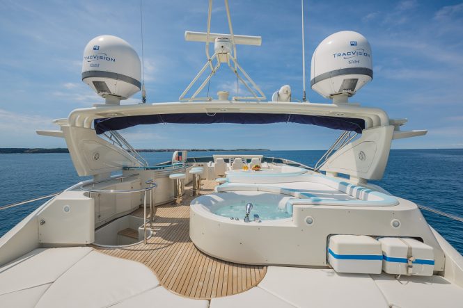 Flybridge with Jacuzzi