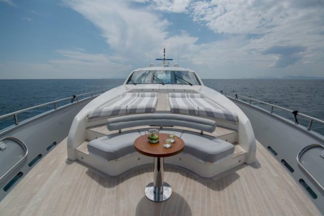 Sunbathing area forward