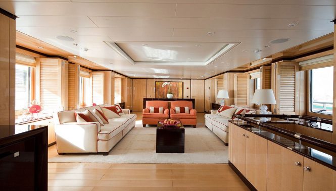 Beautiful spacious saloon