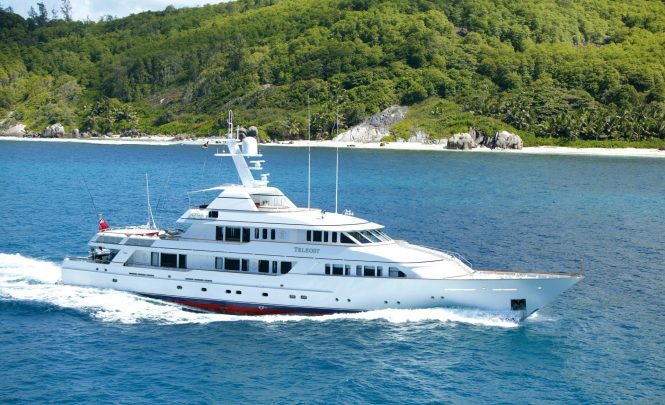 Luxury motor yacht TELEOST cruising