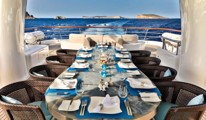 Aft alfresco dining area