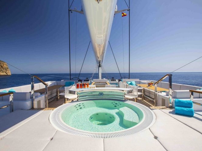 Aquijo - Jacuzzi on board