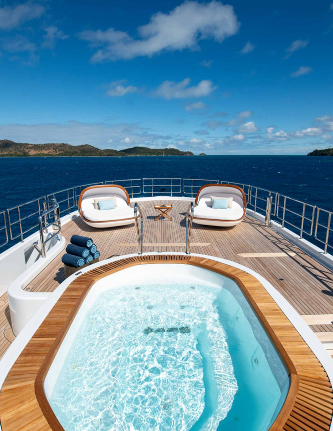 sun deck Jacuzzi