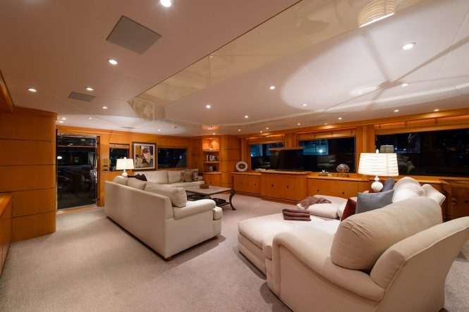 Spacious saloon to relax and socialise