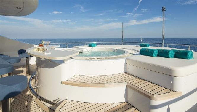 Fabulous Jacuzzi hot tub with sun pads