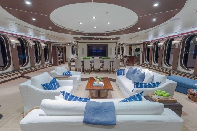 Spacious saloon for socialising or relaxation