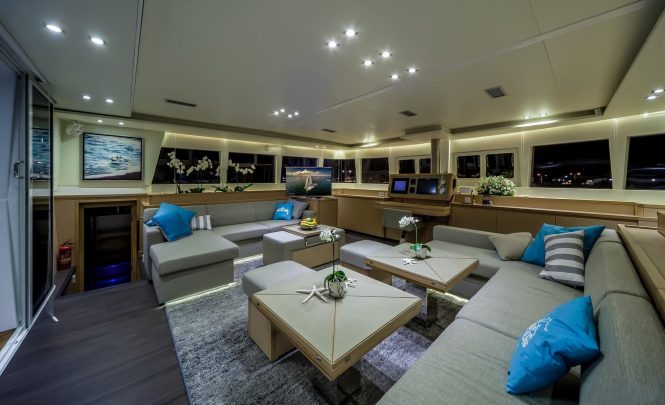 Spacious saloon with great spaces to relax