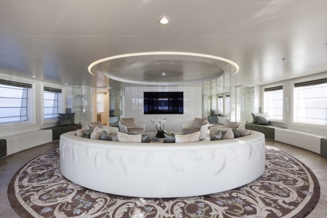 Spacious saloon with great tv and c-shaped sofa