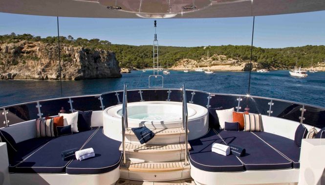 Sunbathing area with Jacuzzi