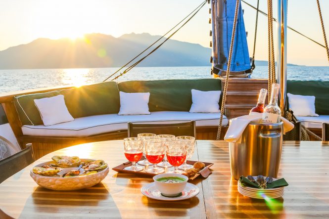 Alfresco pre-dinner cocktails and aperitif