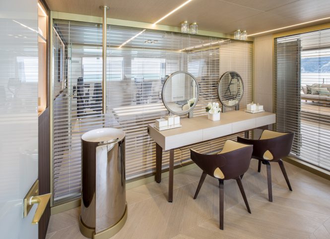 Bridge deck beauty saloon