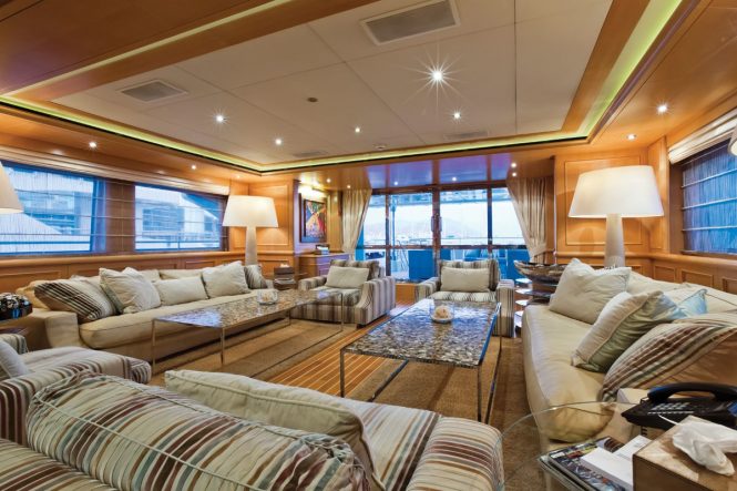 Comfortable saloon for socialising